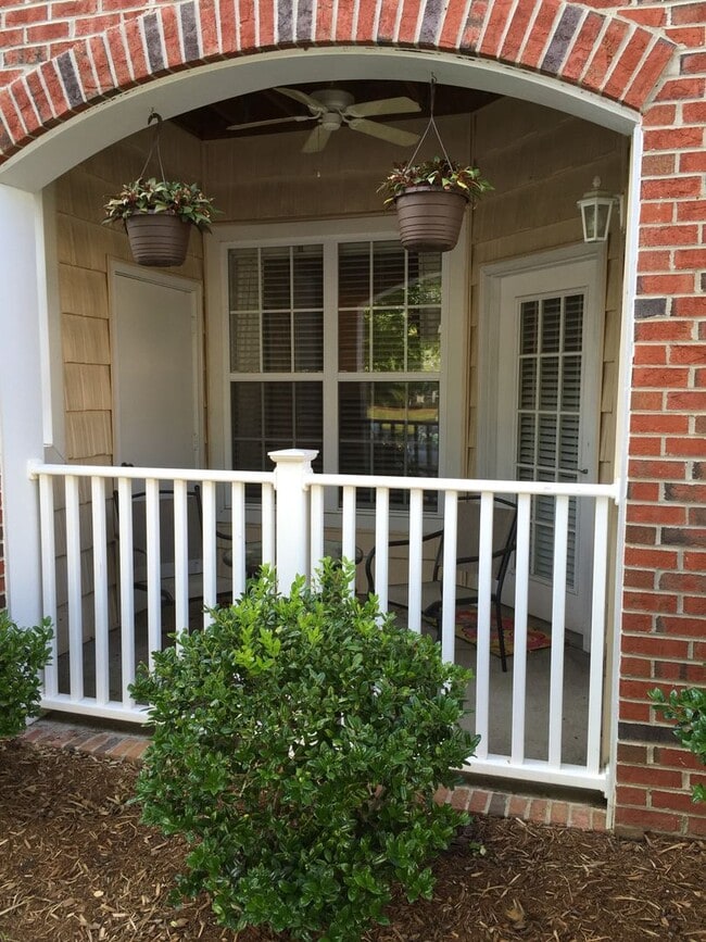 Building Photo - 2 Bedroom, 2 Bathroom Condo in Chapel Hill