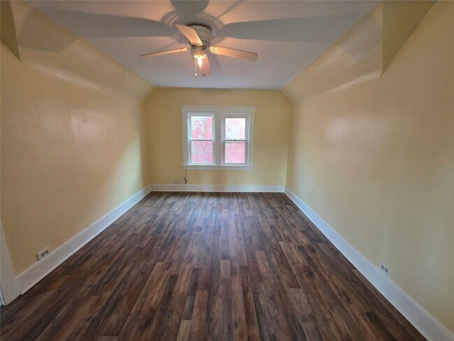Building Photo - 155 Willow St