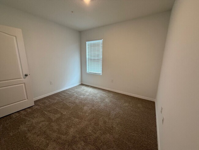 Building Photo - 4/2 Groveland Home