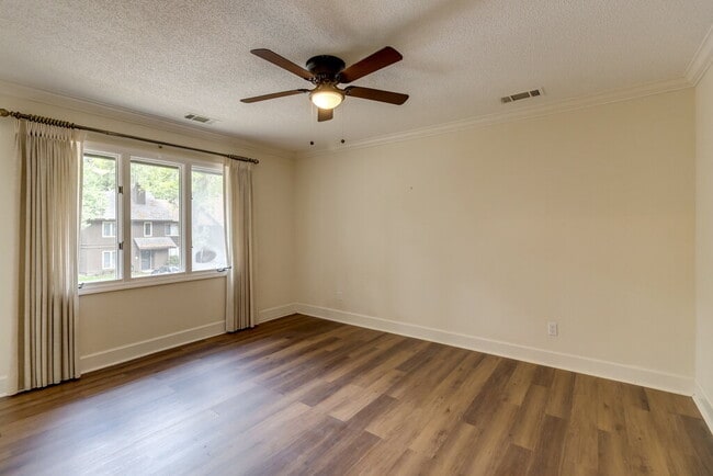 Building Photo - Conveniently located in midtown Savannah