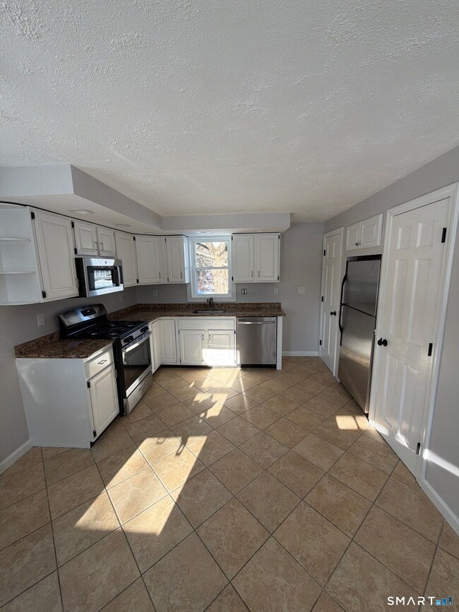 Building Photo - 610 Ives Row