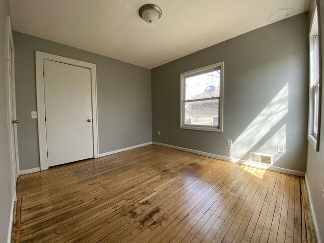 Building Photo - Amazing 4 Bedroom 1 Bathroom Townhome in M...