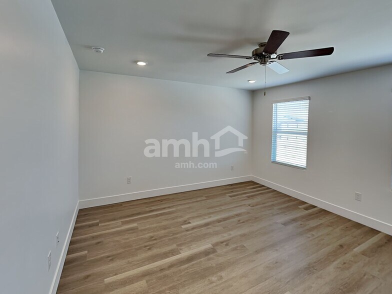 Building Photo - 9527 E Friedel Dr