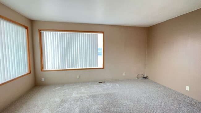 Building Photo - Welcome to this Charming 3 bedroom, 2 bath...