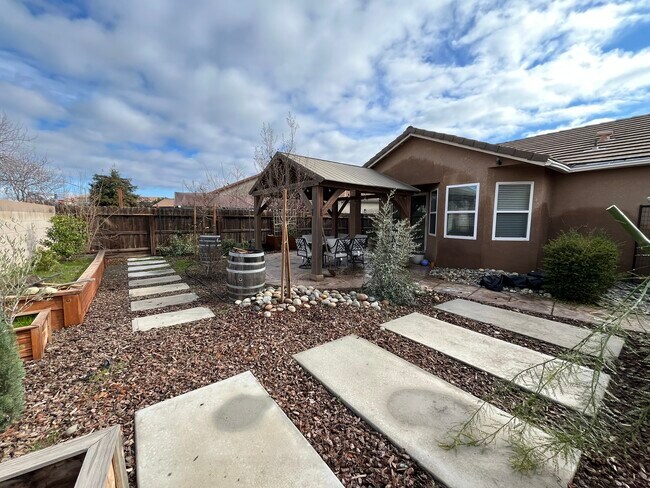 Building Photo - 5183 E Lowe Ave