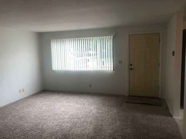 Building Photo - 3 bedroom, 1 bath house in Springfield!