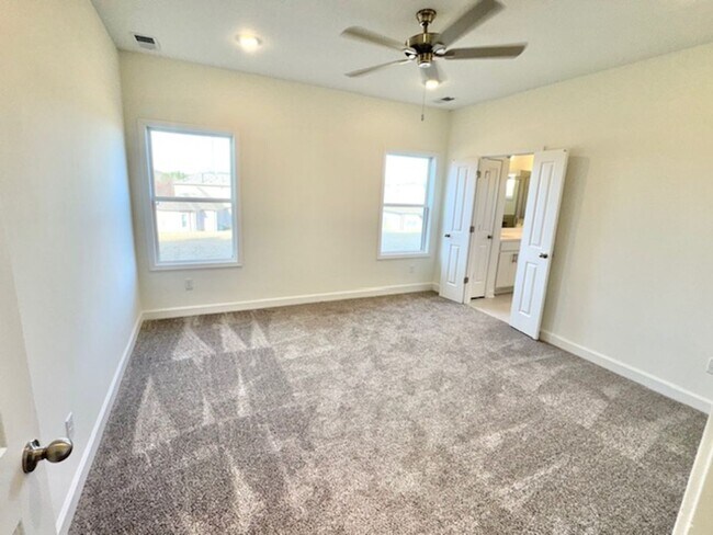 Building Photo - HughettaStN70