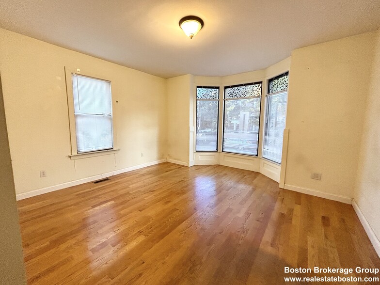 Primary Photo - 1568 Tremont St