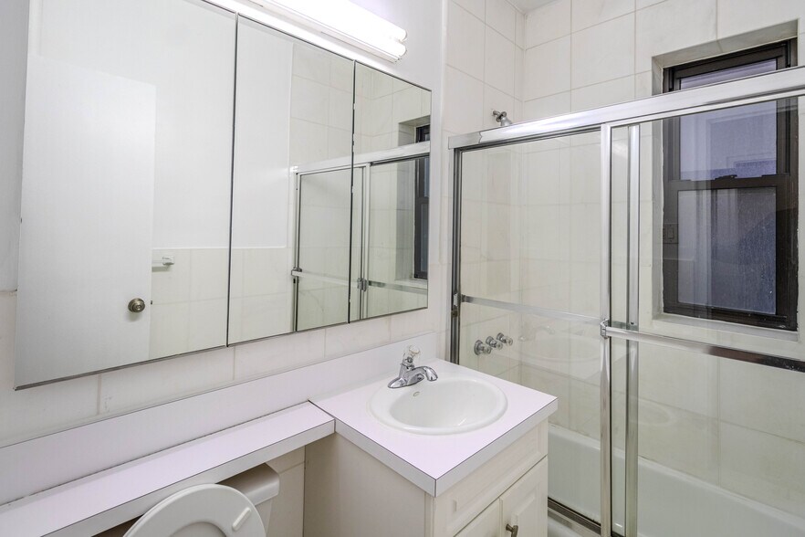 Building Photo - 340 E 50th St