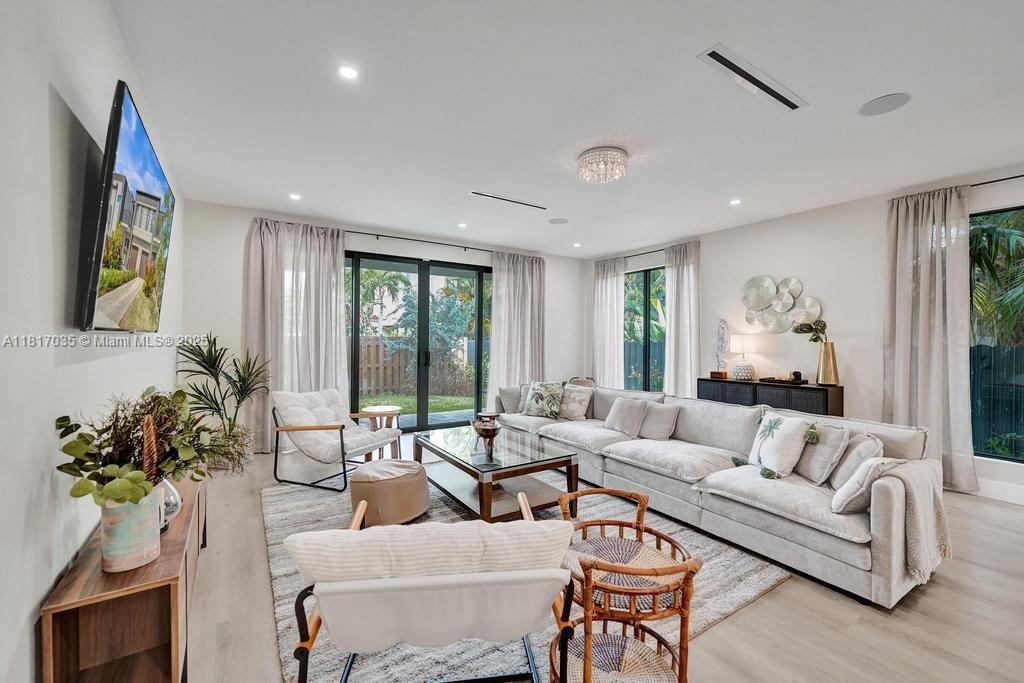 Building Photo - 1101 NE 16th Ter