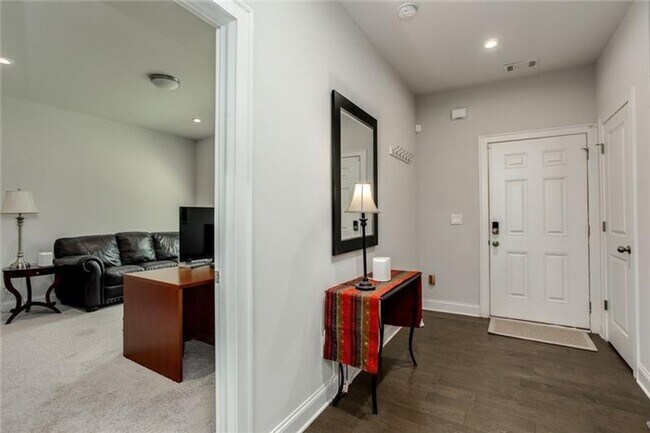 Building Photo - Large 3 Bedroom Luxury Townhome on Silver ...