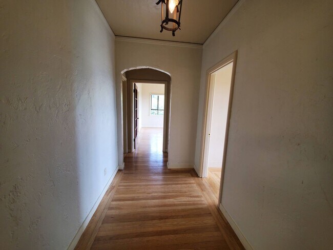 Building Photo - Top Floor Rockridge Two Bedroom Condo with...