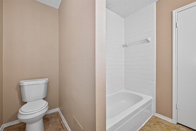 Building Photo - 1926 Woodland Hills Dr