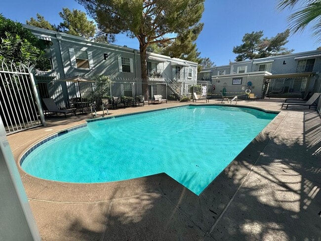 Building Photo - BEAUTIFUL 2 BEDROOM 1.5 BATHROOM CONDO