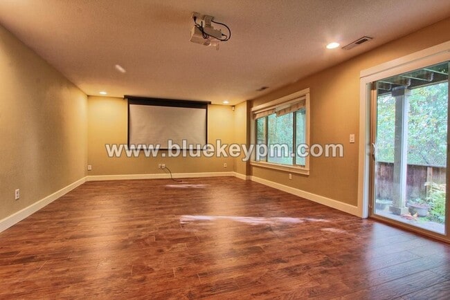 Building Photo - 5 Bedroom, 3.5 Bathrooms on a Culdesac, Wa...