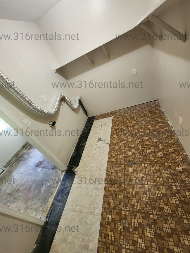 Building Photo - $1,250 - 3 bed 1 bath - Newly Renovated Si...