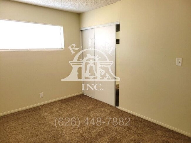 Building Photo - Spacious Upstairs 2-Bedroom, 1-Bathroom Ap...