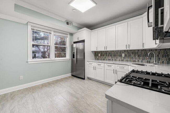 Building Photo - 71 W 54th St