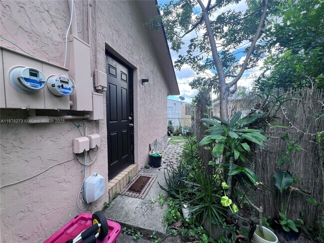 Building Photo - 1734 N 16th Ct