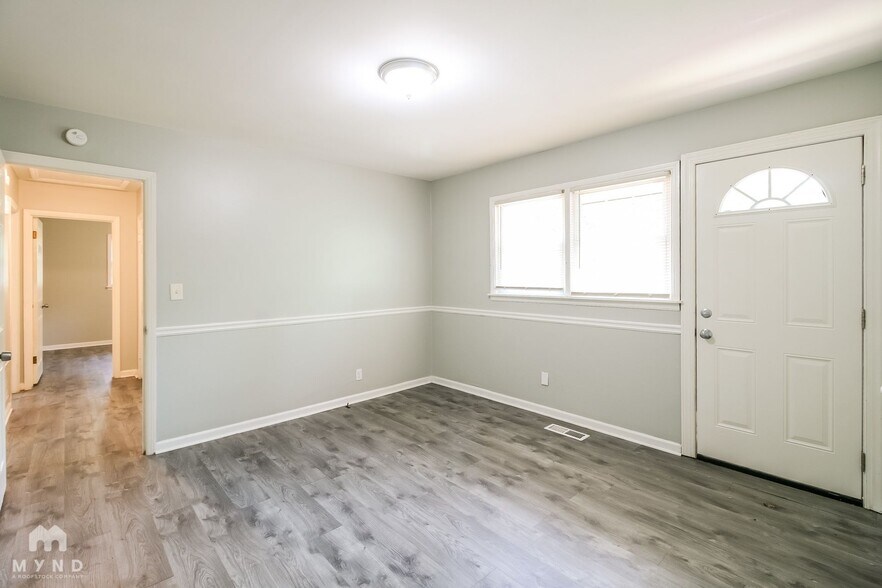 Building Photo - 6220 Leslie Dr