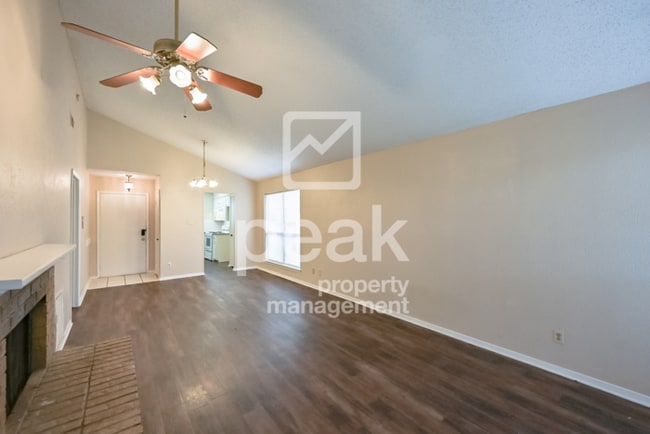Building Photo - $1,475! 2/Bed1.5Bath duplex in Arlington! Apply by 1/7 to Save $300!