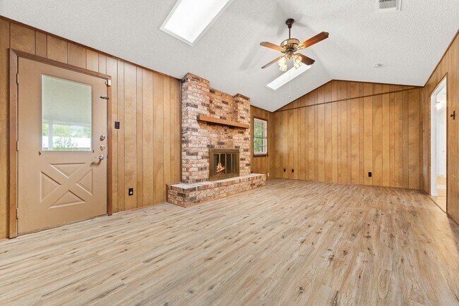 Building Photo - 1376 Poppy Ln
