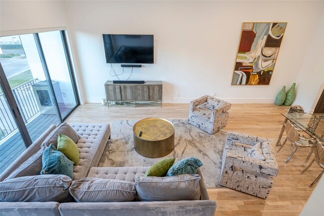 Building Photo - 709 Memorial Heights Dr