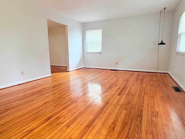 Building Photo - 1504 Sunset Ln