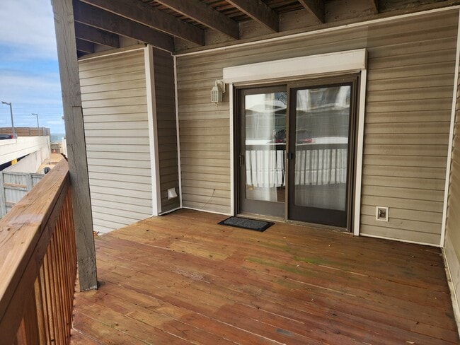 Building Photo - THE LANDINGS CONDO