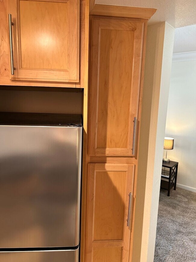 Building Photo - Bright & airy fully furnished condo at the...