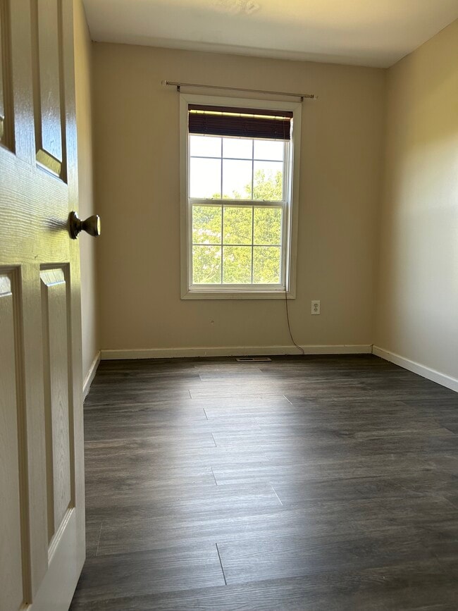 Building Photo - 511 Wellington Court