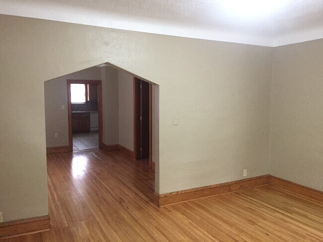 Building Photo - Gorgeous 3 Bedroom - 1-1/2 bath House in Prime St. Paul neighborhood