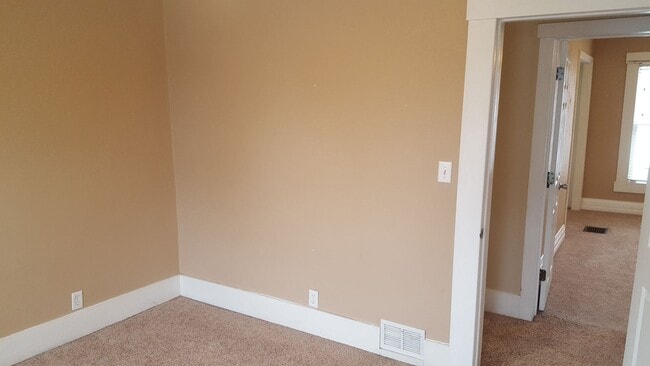 Building Photo - Great home, lots of space, fully updated, ...