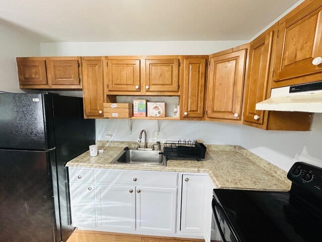 Building Photo - 900 Newcombe Rd