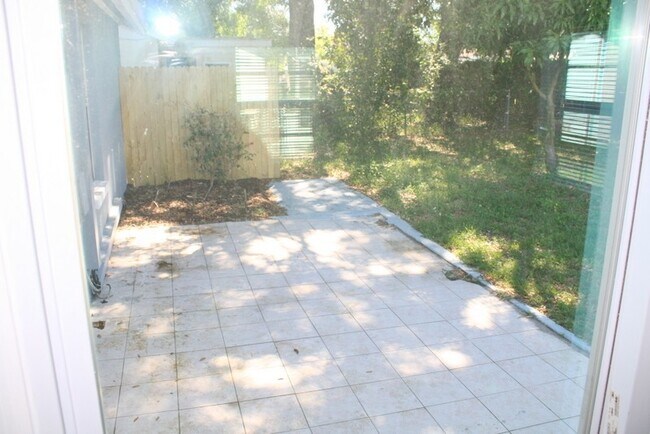 Building Photo - Beautifully updated over size 2 bed 2 bath 1 car garage home!