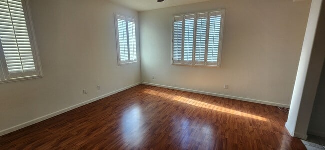 Building Photo - 4 Bedroom 2 Bathroom Home in Elk Grove