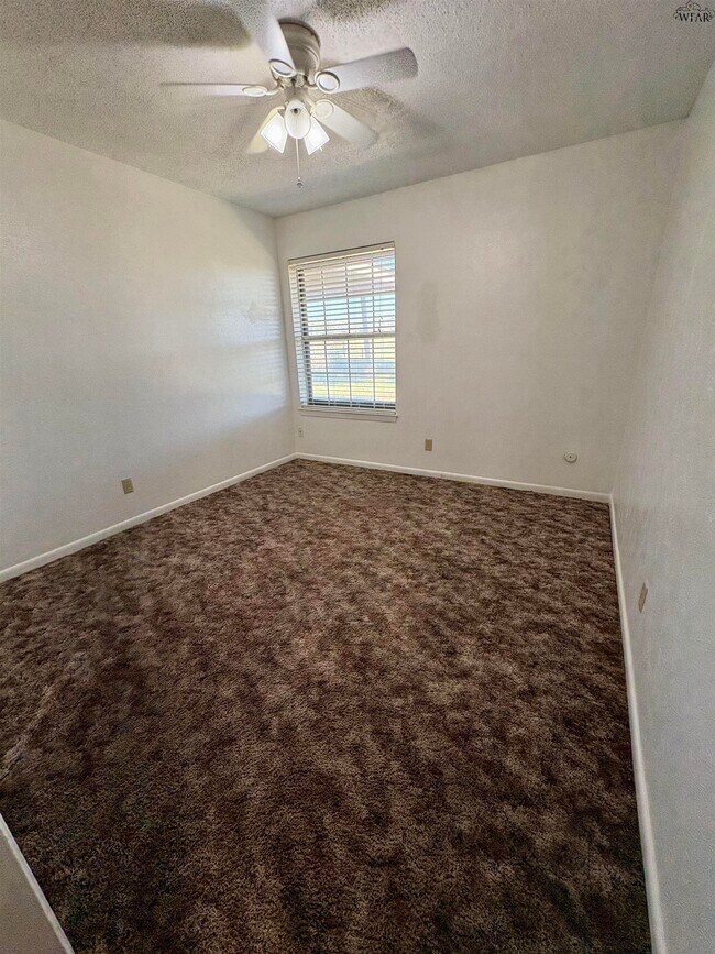 Building Photo - 205 E Garden Dr