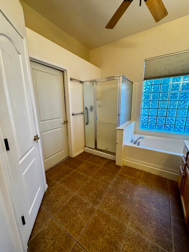 Building Photo - FOR RENT