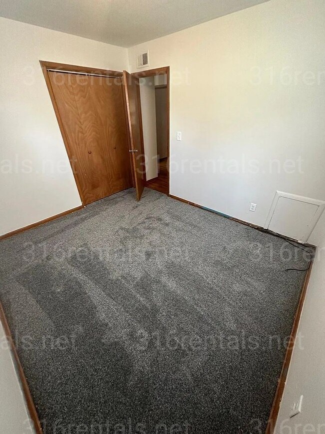 Building Photo - $1,050 - 4 bedroom / 1 bathroom - Single F...