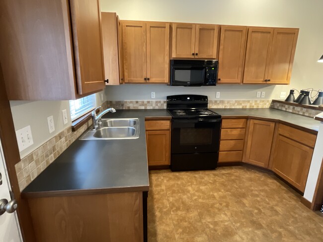 Large kitchen - 1027 S Evergreen Rd