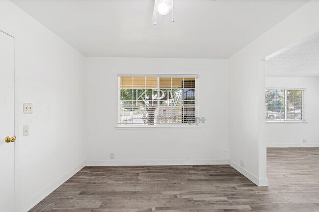Building Photo - 527 N Lillian Ave