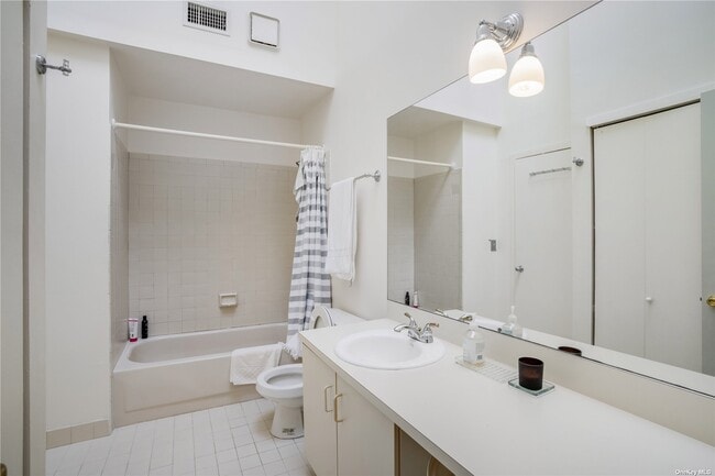 Building Photo - 220 Montauk Hwy