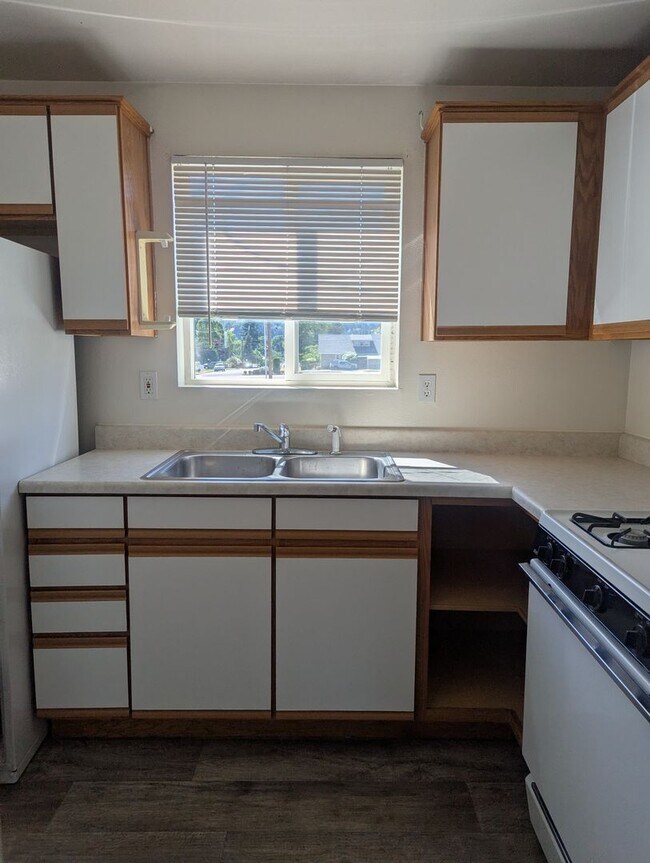 Interior Photo - 668J