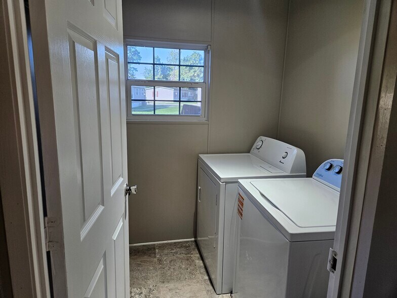 Building Photo - 79 Lynnwood Cir