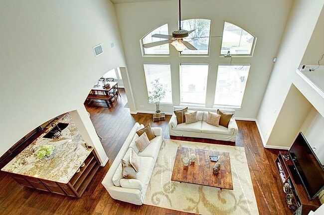 Building Photo - 10 Cayuga Pond Ct