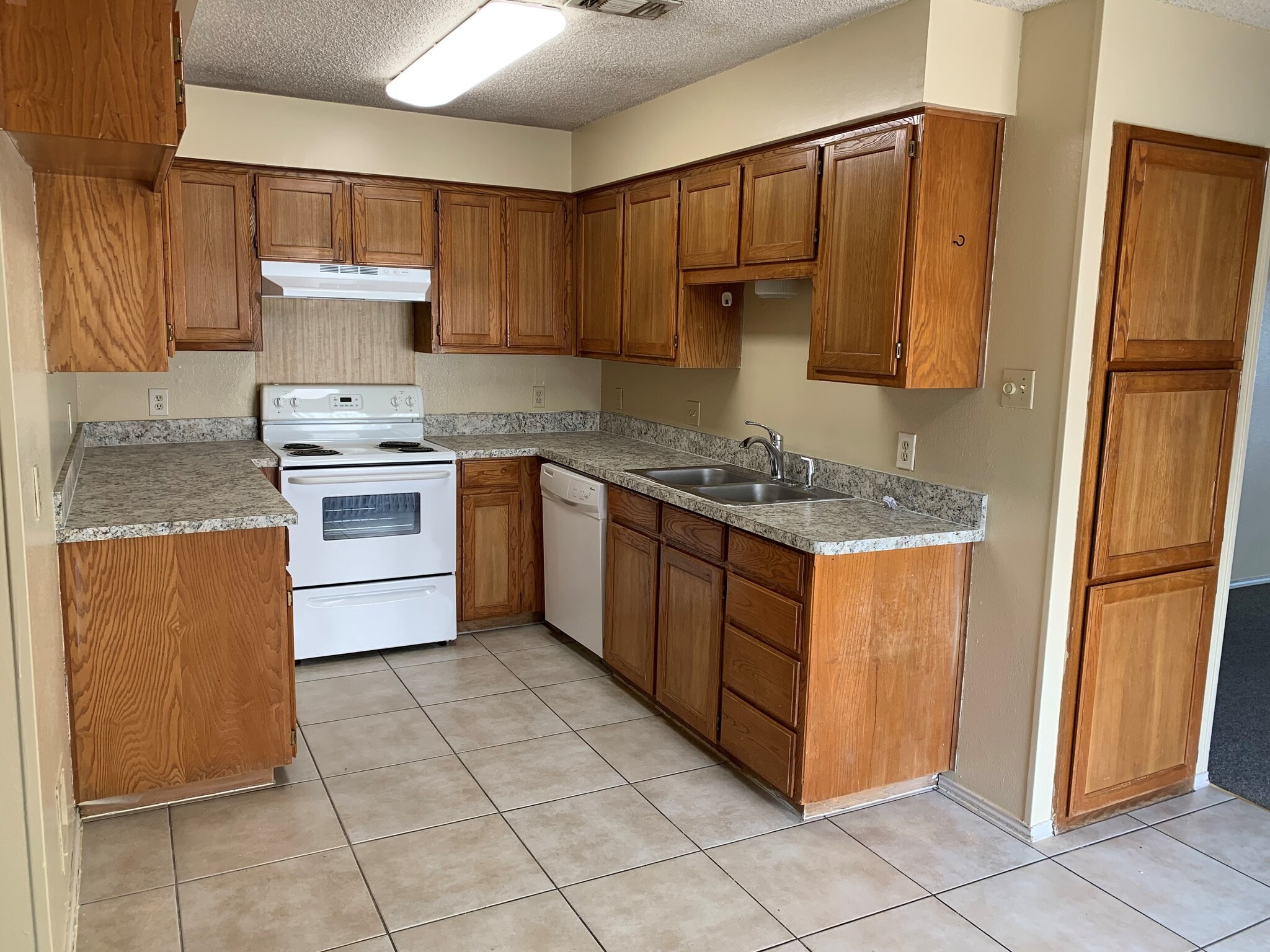 Kitchen - 431 N Wilhite St
