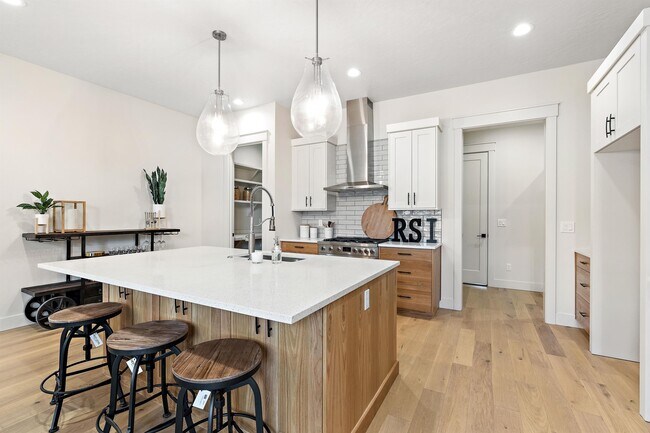 Building Photo - 2460 W Iron Coop St