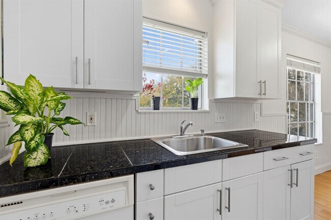 Building Photo - 3902 Peterson Ave