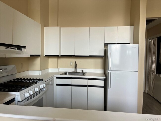 Building Photo - 21 Village Ml