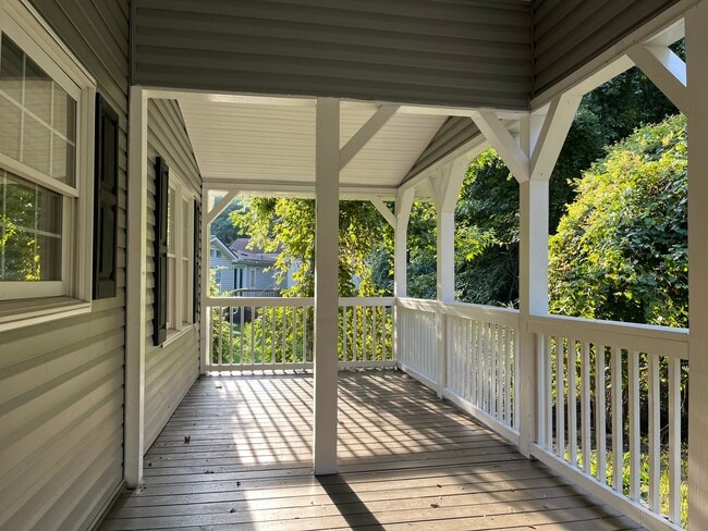 Building Photo - Spacious 4 Bedroom 2 bath home in Pawley's...